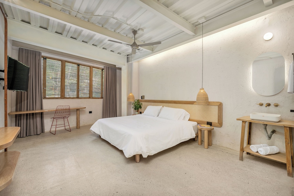 Standard Studio Suite (201)