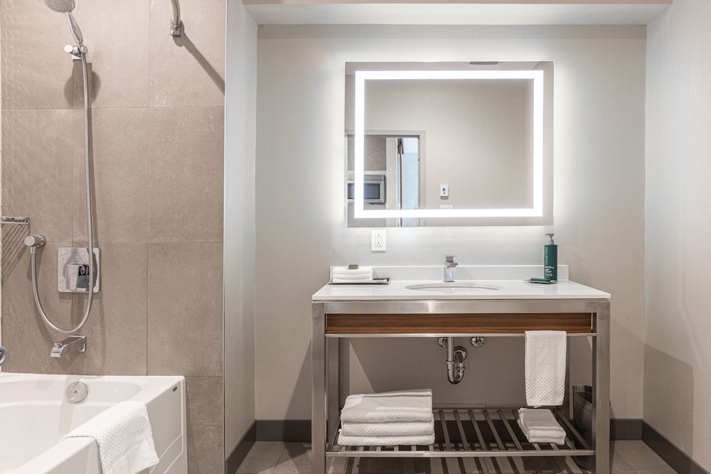 Suite, Jetted Tub