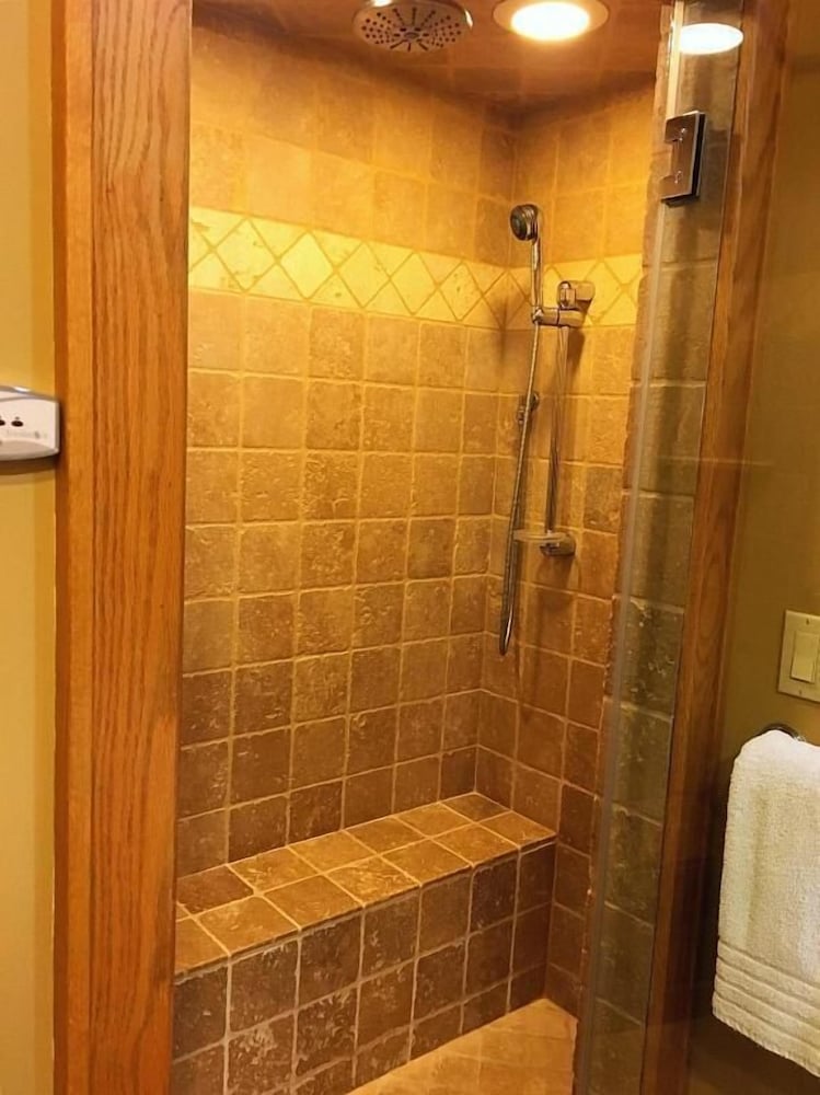 Superior Suite, Hot Tub, Mountain View (Cedar) photo 3