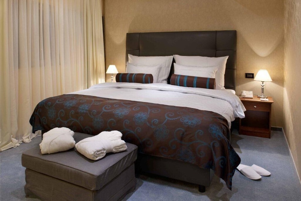 Deluxe Double Room, 1 King Bed thumbnail 6