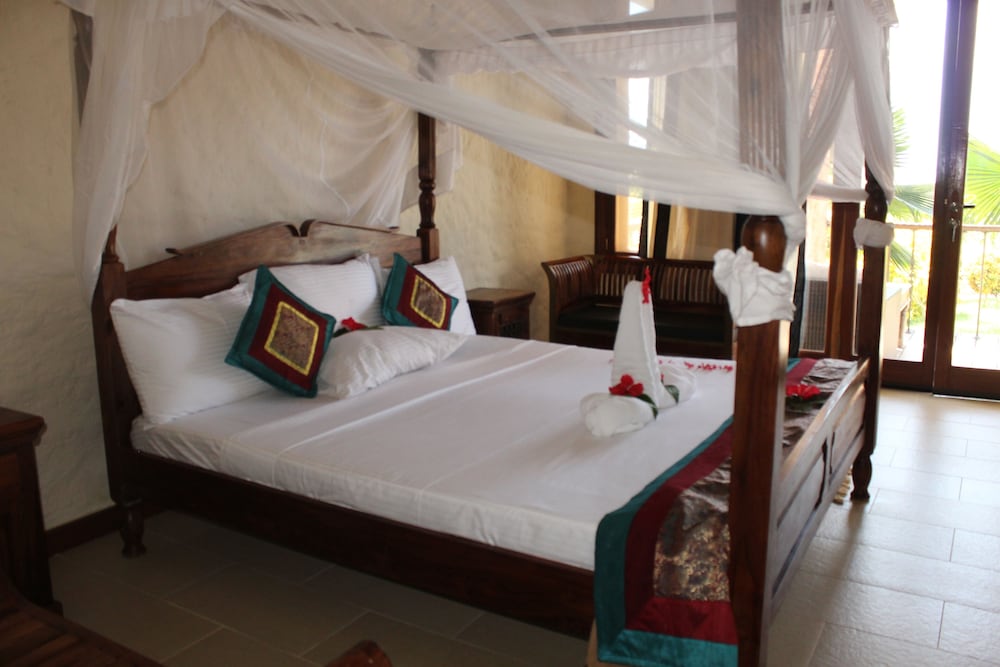 Double or Twin Room, Patio, Partial Ocean View (Salme)