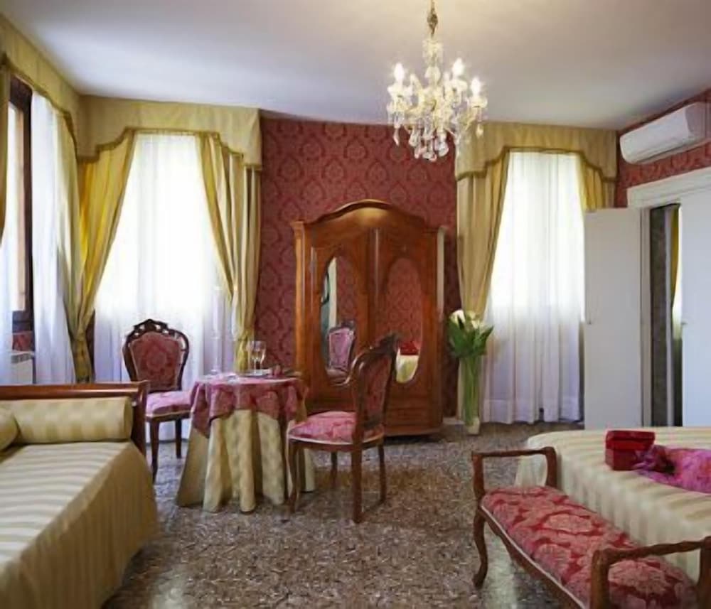 Double or Twin Room, Canal View photo 1