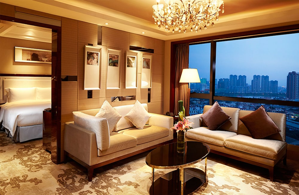 Suite, 1 King Bed photo 3