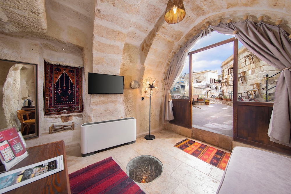 Deluxe Cave Tunnel Room - 204