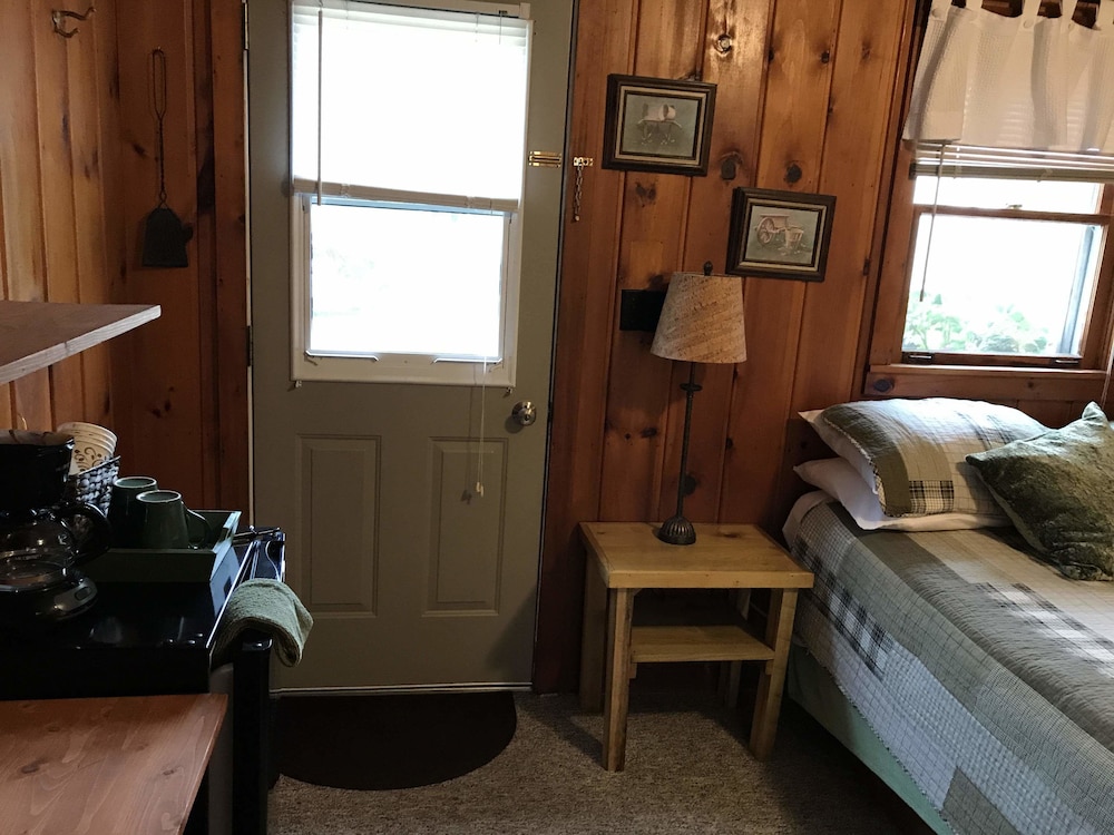 Classic Cabin, Refrigerator & Microwave (Cabin 5) photo 3