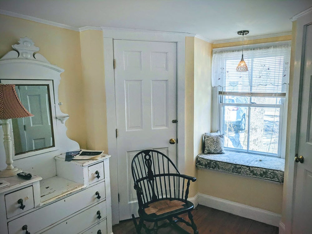Comfort Room, 1 Queen Bed, Private Bathroom, Garden Area photo 2