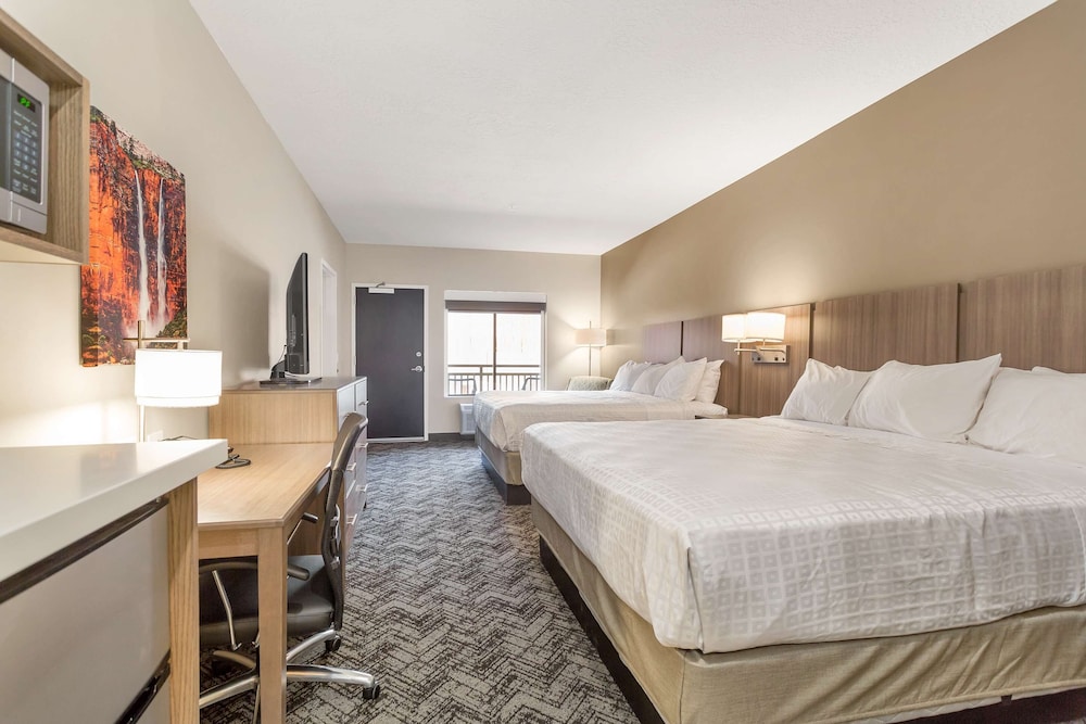 Family Suite, Multiple Beds, Non Smoking, Refrigerator & Microwave photo 3