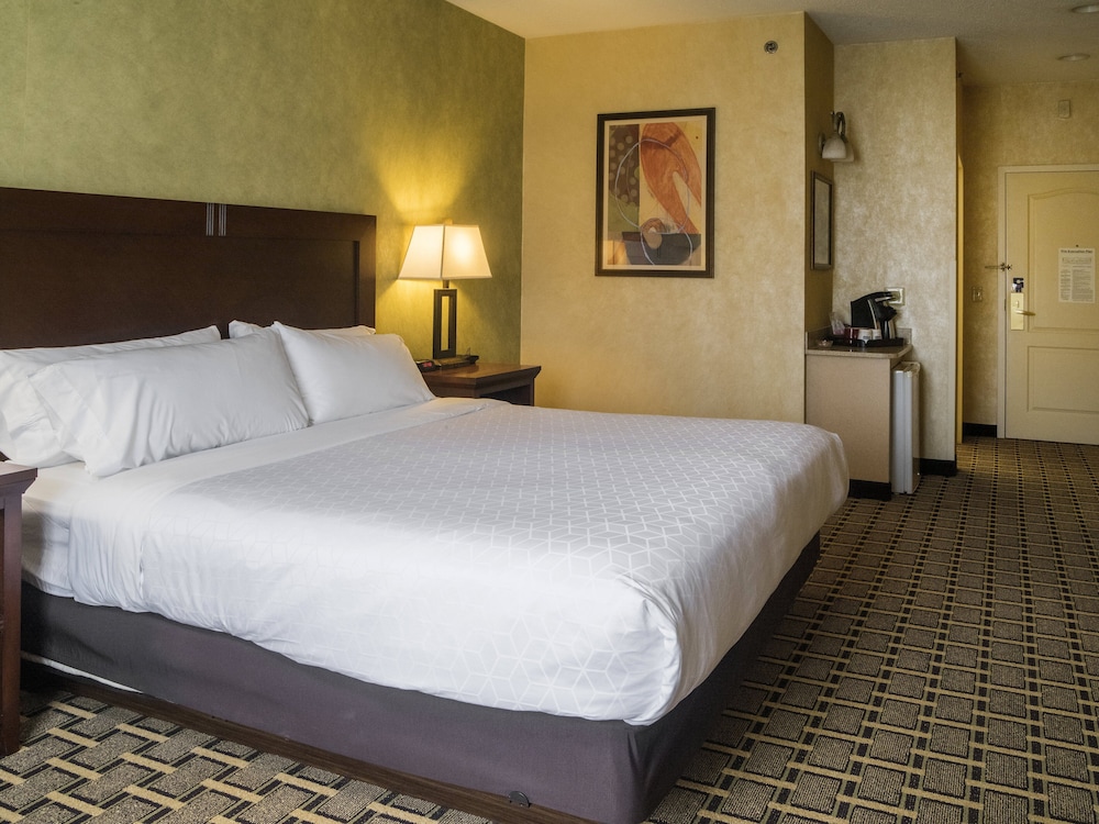 Standard Room, 1 King Bed, Accessible Bathtub, Non Smoking (Communications) photo 2