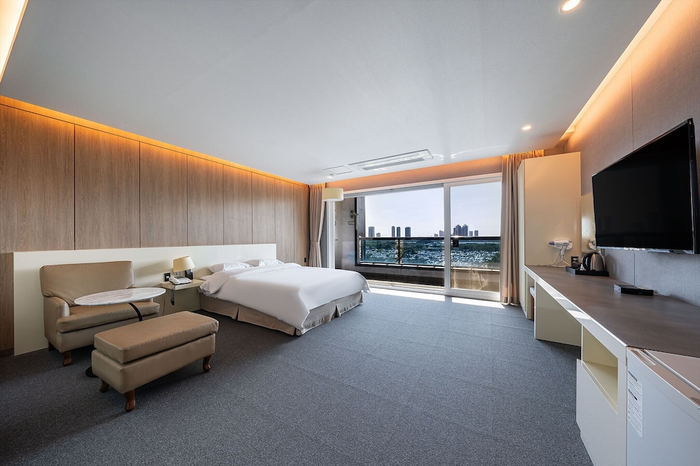 Deluxe Double Room for 2 person (Front View/Balcony) photo 1
