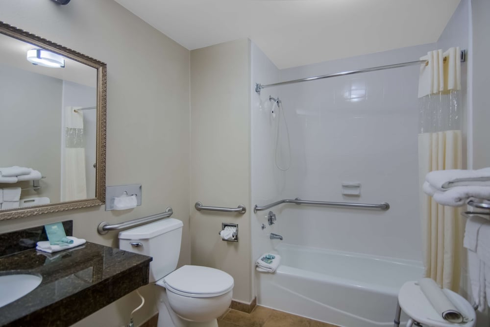 Standard Room, 1 Queen Bed, Accessible, Bathtub photo 3