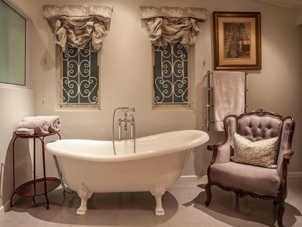 New Colonial Room