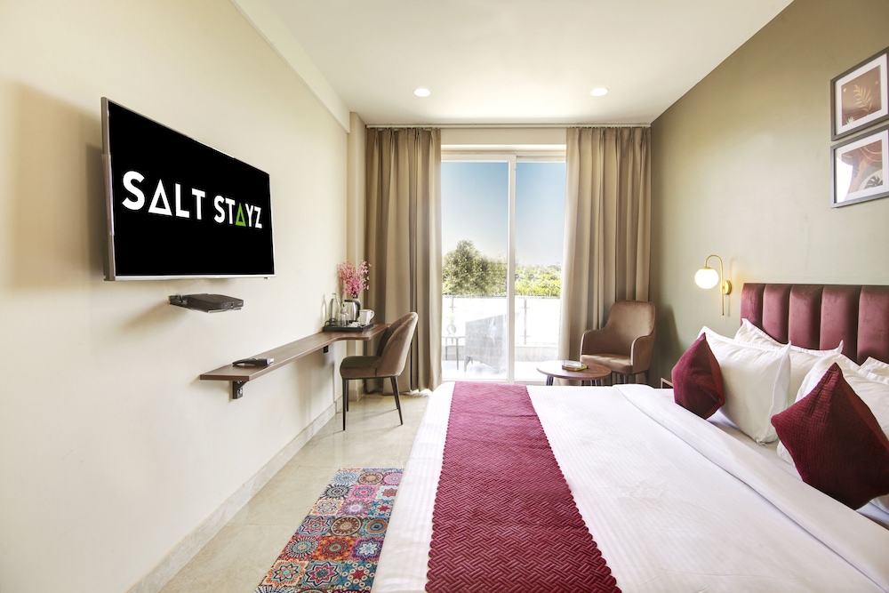 Superior Room with Balcony - Photo 6