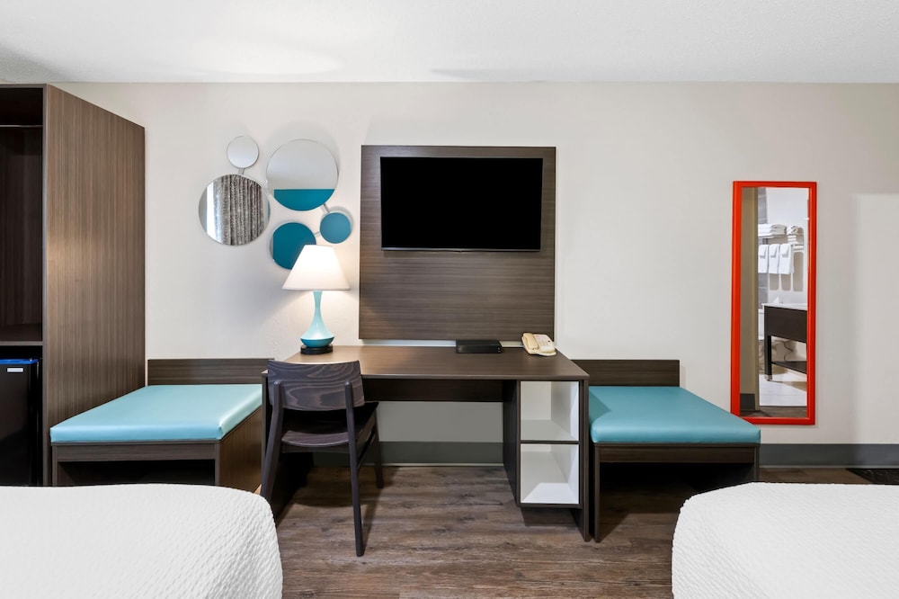 Room, 2 Queen Beds, Non Smoking (Second Floor, No Pets) - Photo 1