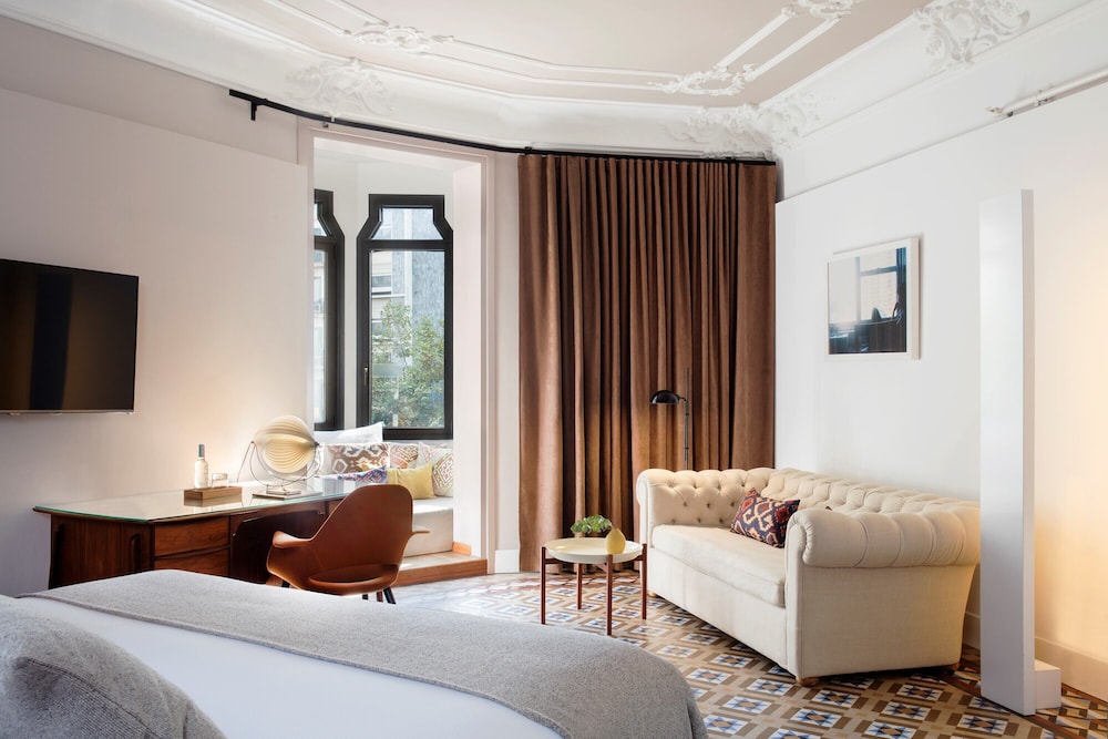 Suite (Dream/Modernist Suite)