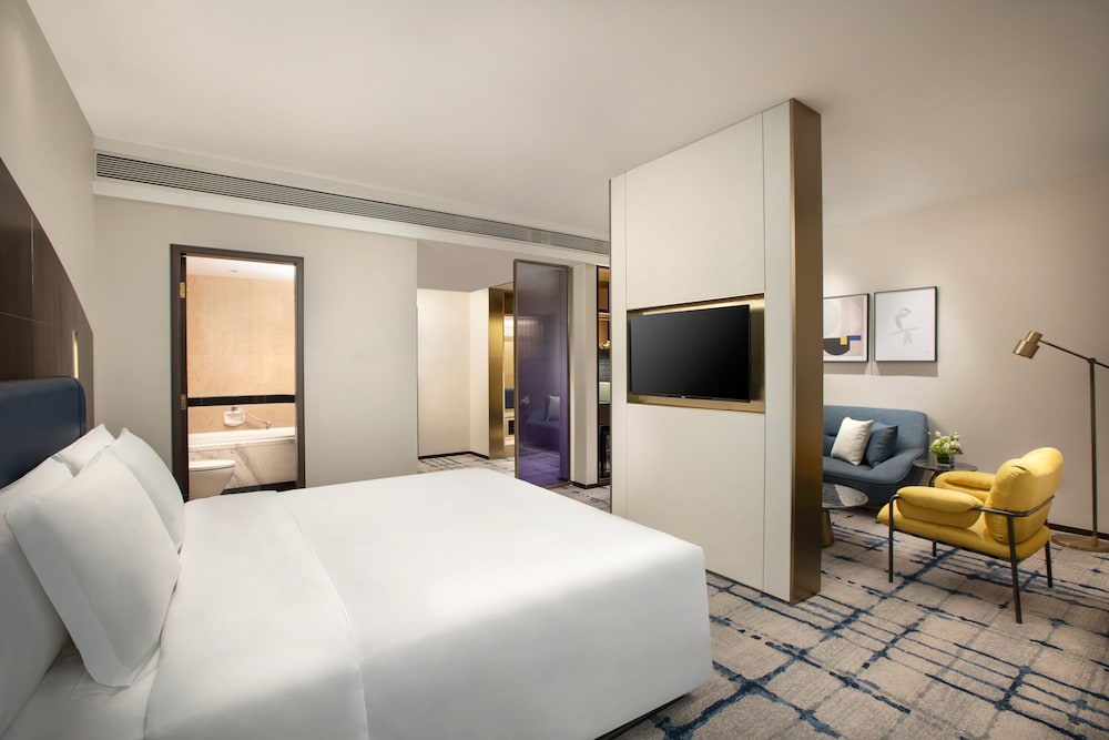 Suite, 1 King Bed, Club Lounge Access - Photo 2