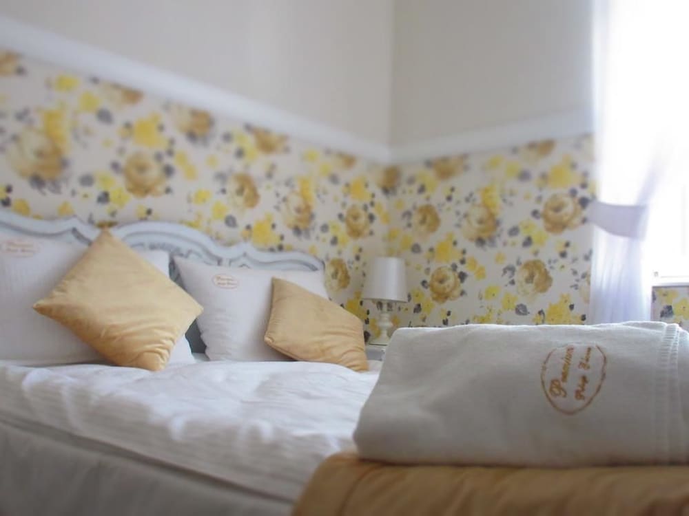 Standard Double Room (16)