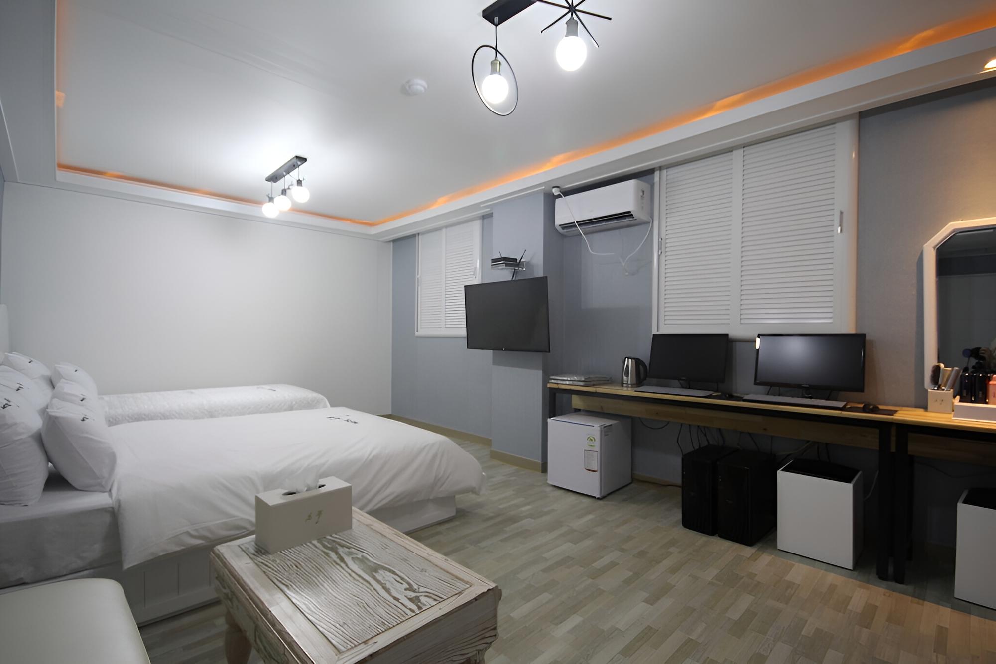 Room (VIP (Twin Bed)) - Photo 6