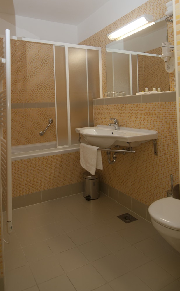 Standard Twin Room with Extra Bed and Sea Side Balcony - Photo 5