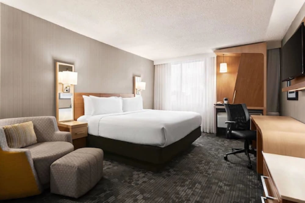 Deluxe Room, 1 King Bed (Skyline View) - Photo 3
