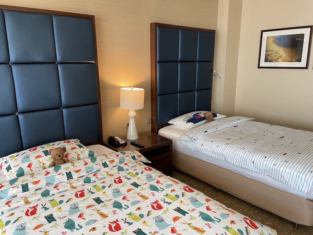 Family Room, 1 King Bed and 2 Twin Beds (Connecting rooms)