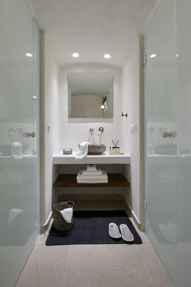 Deluxe Queen Suite with indoor Hot Tub - Photo 20