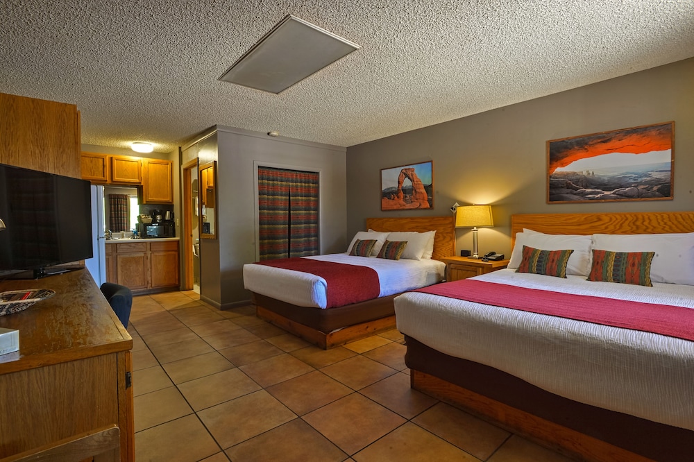 Double Queen Suite with Kitchenette - Tile