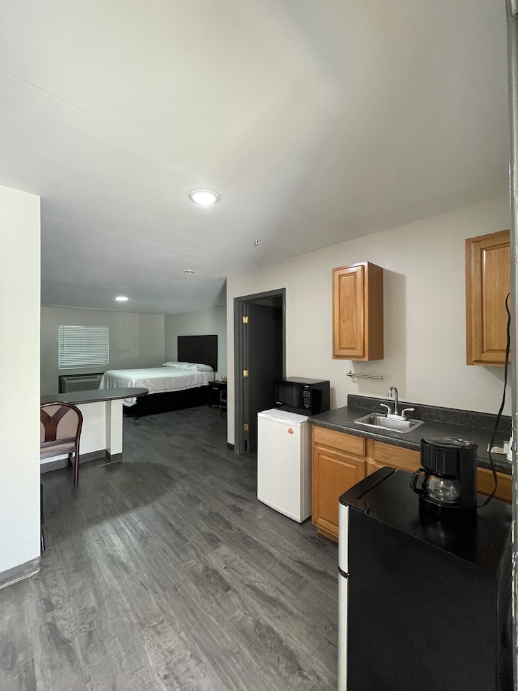 Basic Studio Suite, 1 King Bed, Non Smoking photo 1