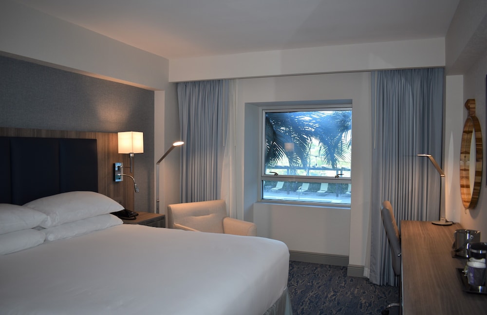 Room, 1 King Bed, Pool View - Photo 7