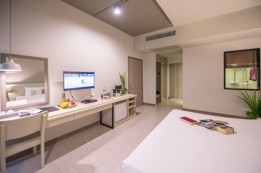 Premier Room, Pool Access - Photo 7