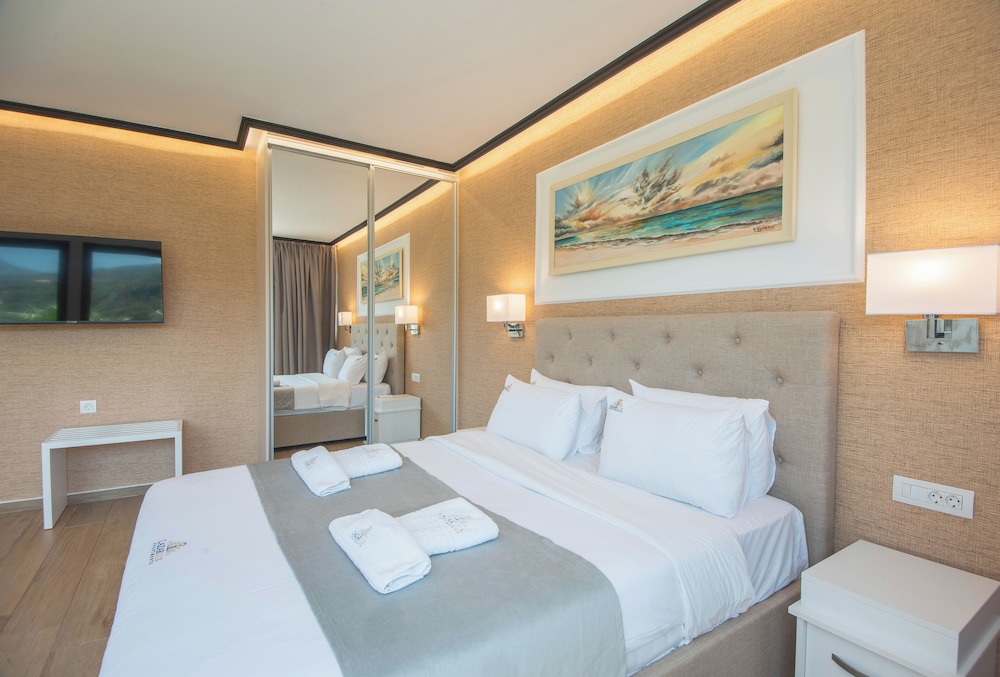 Junior Suite with Mountain View or Pool View & Outdoor Jetted Tub
