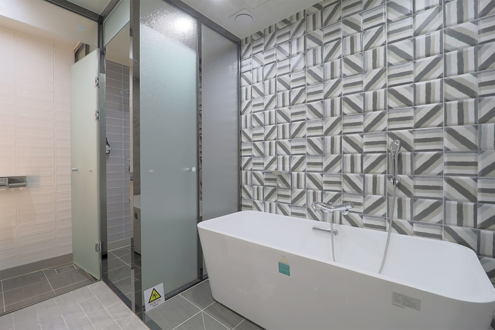 Premium Twin Room - Photo 5