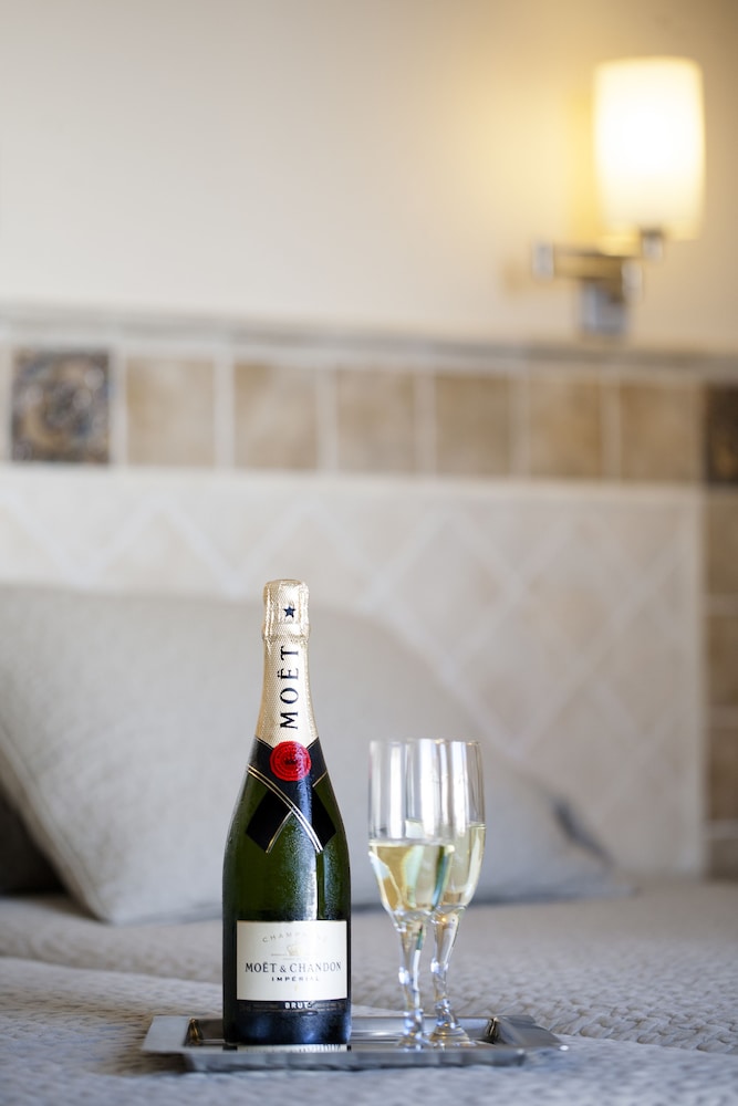 Romantic Room, Jetted Tub (Bottle of sparkling wine & chocolate)