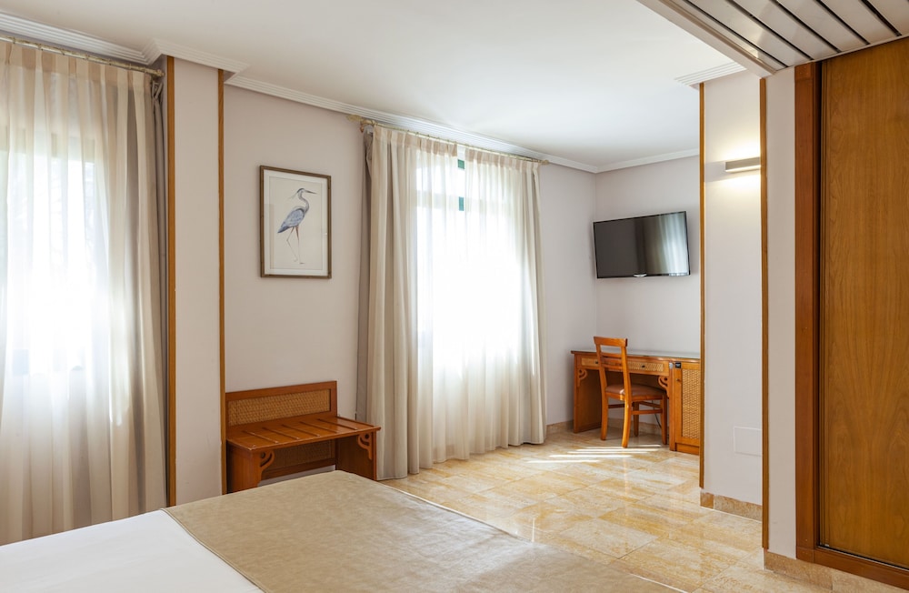 Standard Twin Room, Pool View - Photo 3