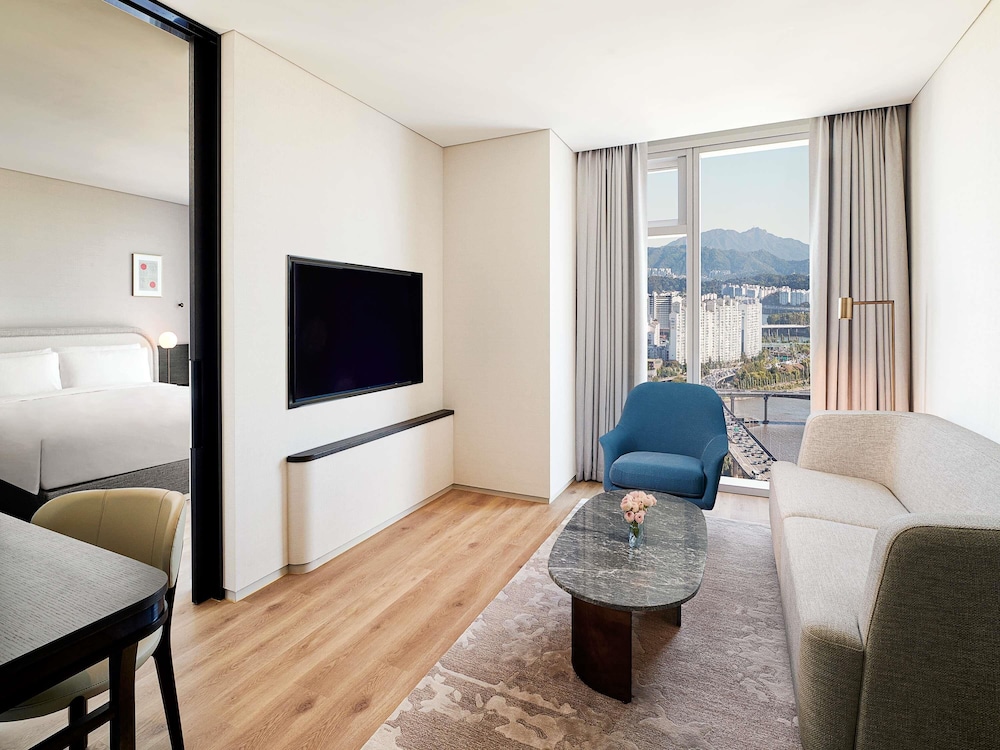 Suite, 1 King Bed, Mountain View (Namsan)