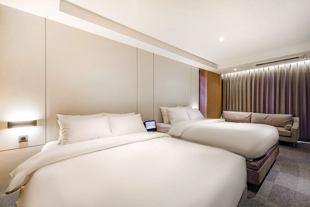 Family Twin - OTT services free viewing, Latex motion bed, Bathtub, Safe, Free parking - Photo 11