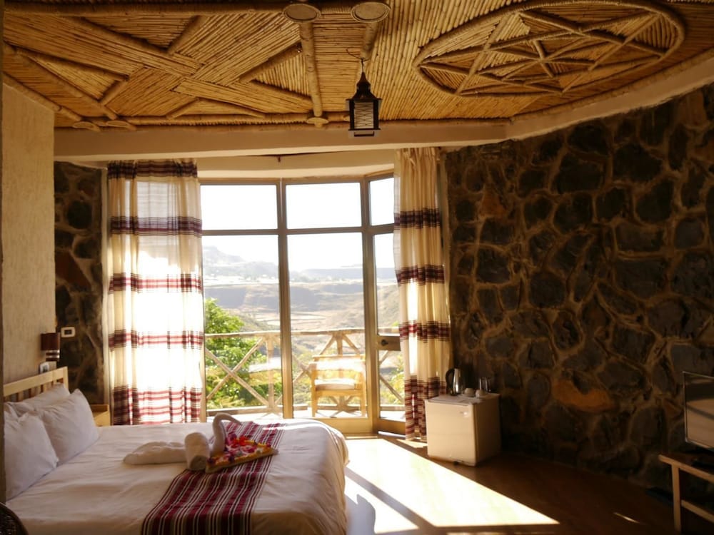 Traditional Suite, 1 King Bed, Balcony, Mountain View photo 2