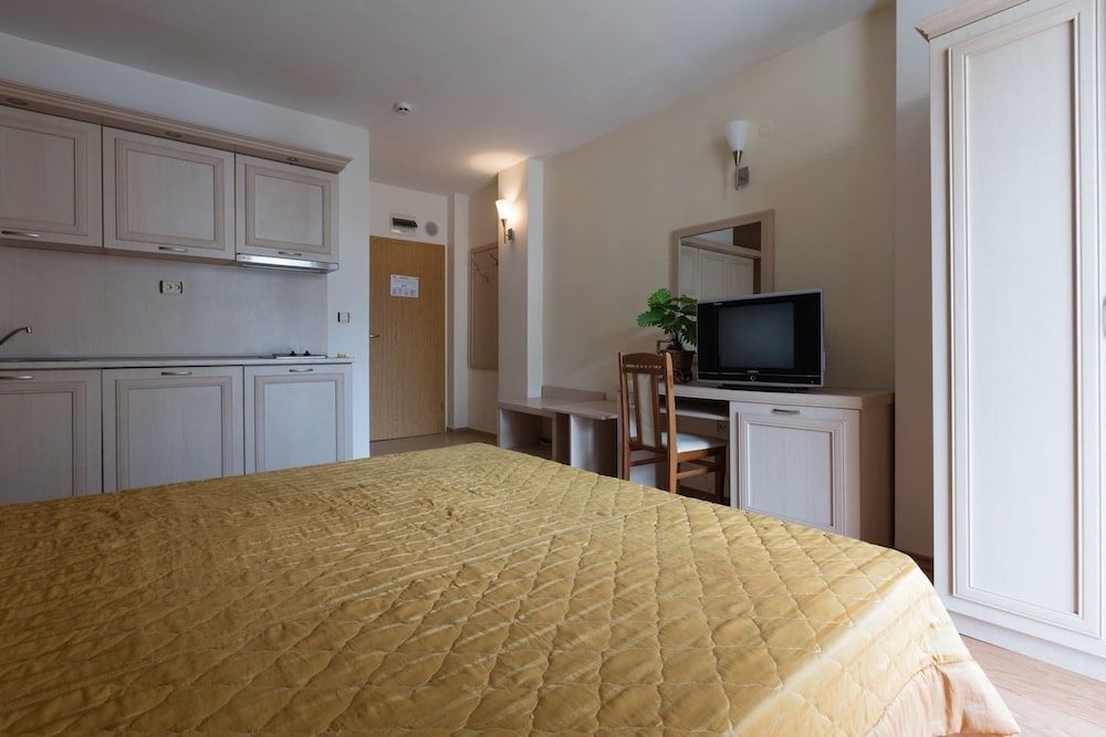 Family Studio, 2 Twin Beds, Balcony, Pool View