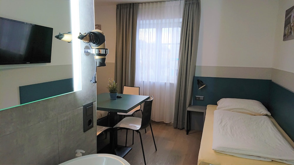 Economy Triple Room, 3 Twin Beds, Shared Bathroom
