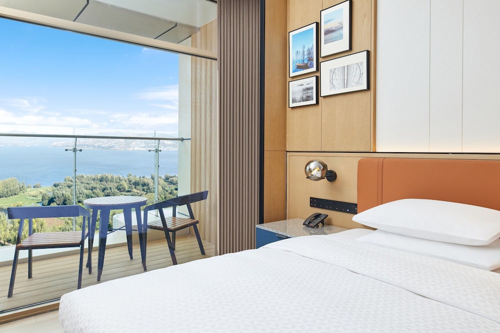 Room, 2 Twin Beds, Lake View photo 1