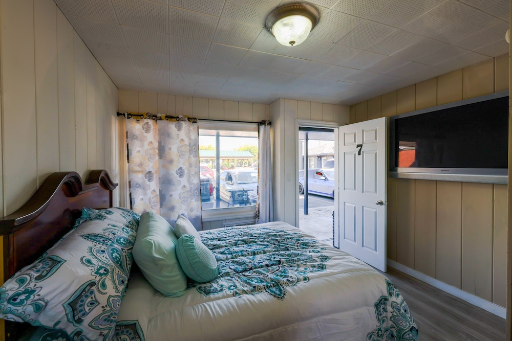 Standard Room, 1 Queen Bed photo 3