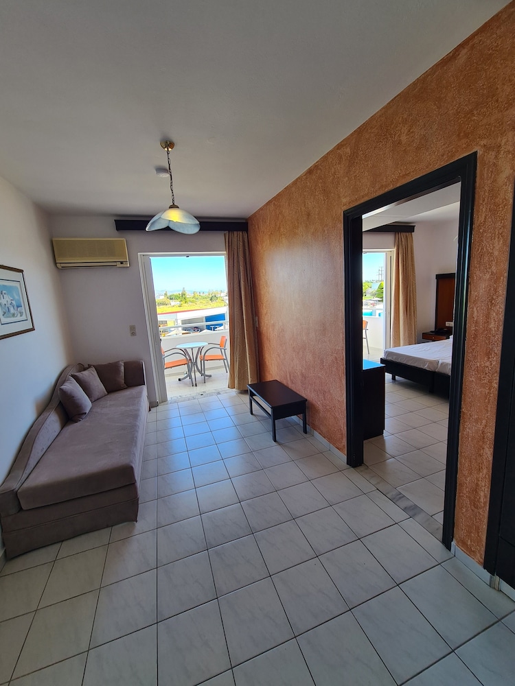 FAMILY ROOM 1 BEDROOM POOL VIEW photo 2