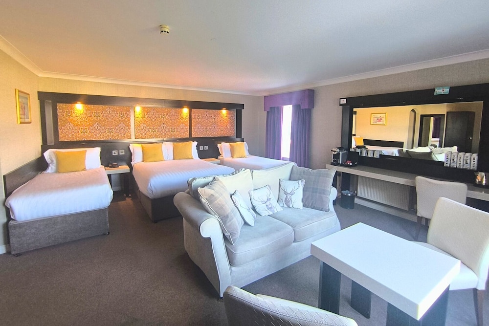 Deluxe Family Suite -Double Bed & 3 Single Beds - Photo 3