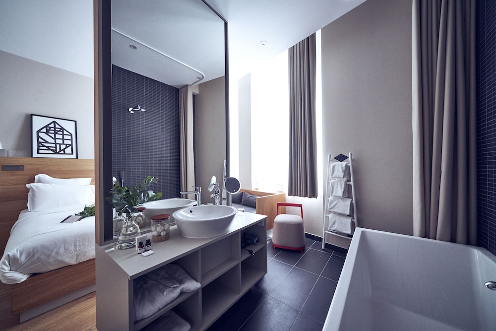 Signature Double Room, 1 Queen Bed, Bathtub photo 2