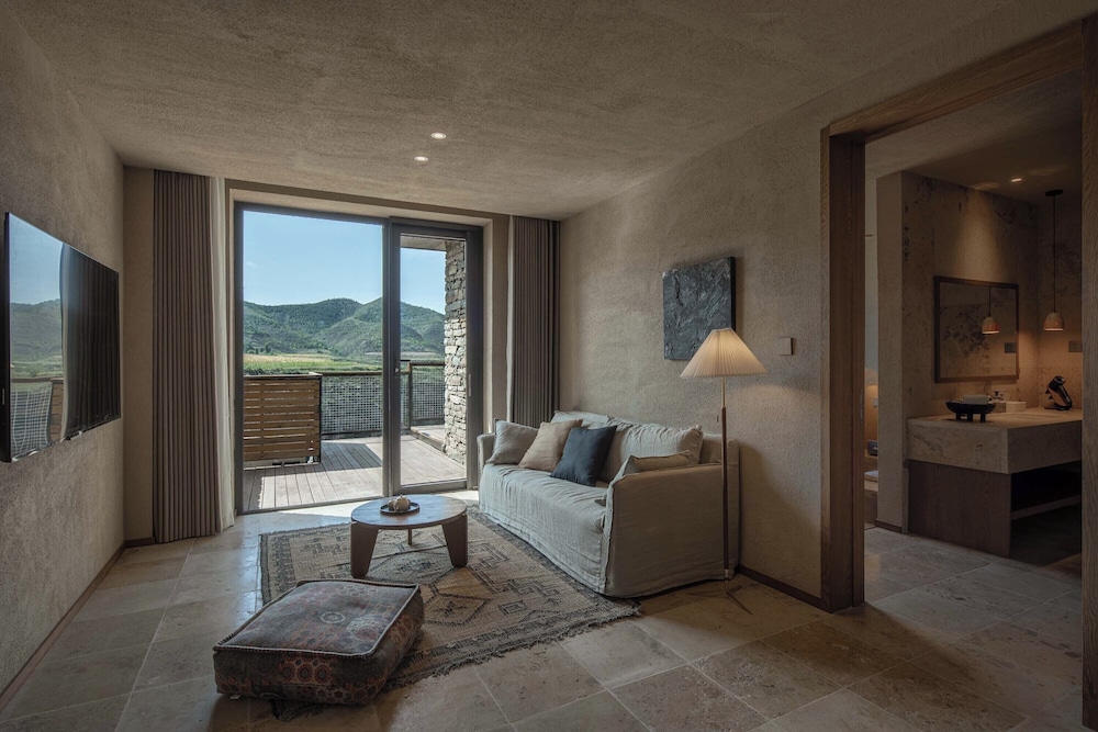 Standard Suite, Balcony, Mountain View