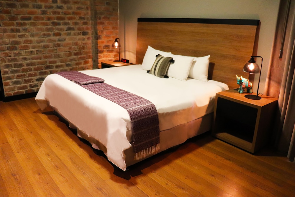 Room (Suite King Bed) photo 3