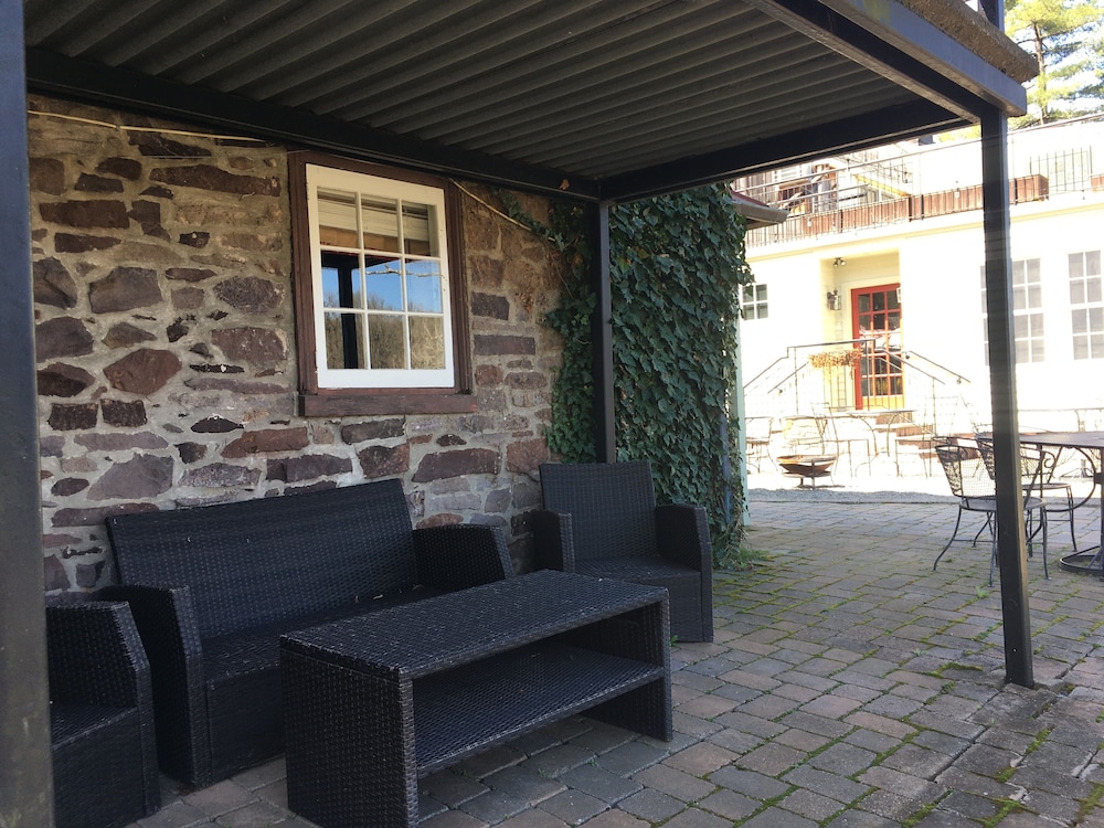 Exclusive Room, 1 King Bed, Pet Friendly photo 2