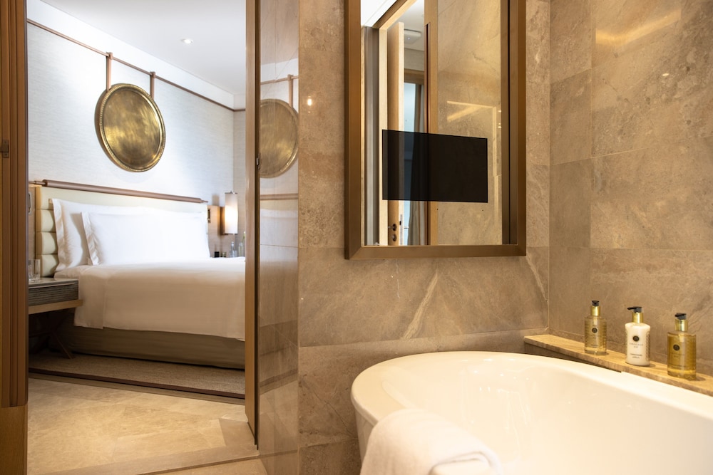 Ocean Balcony Deluxe Room - Photo 9