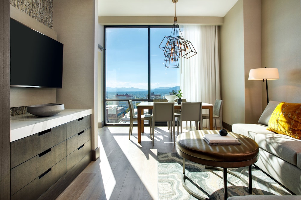 Luxury Suite, 1 King Bed, Mountain View