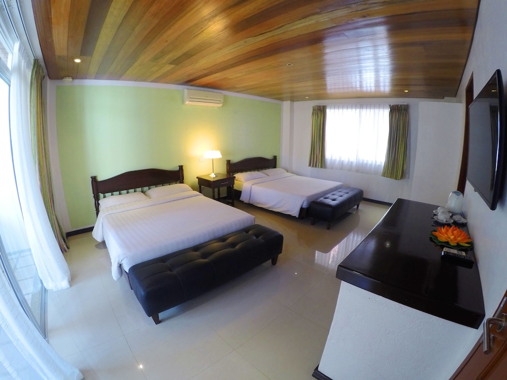 Deluxe Room, 2 Queen Beds photo 2