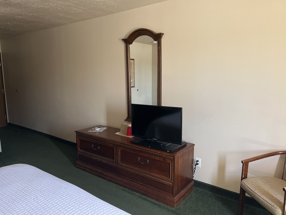 Basic Single Room, 2 Double Beds photo 2